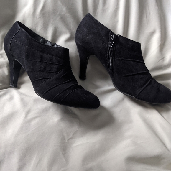 Crisscross black booties in faux suede - Picture 2 of 4